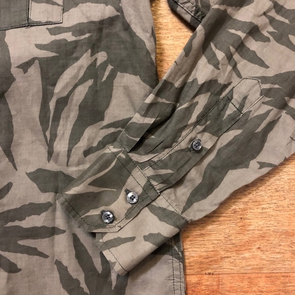 Slim fit Antony Morato olive safari print button down. Size 48M - Picture 7 of 8